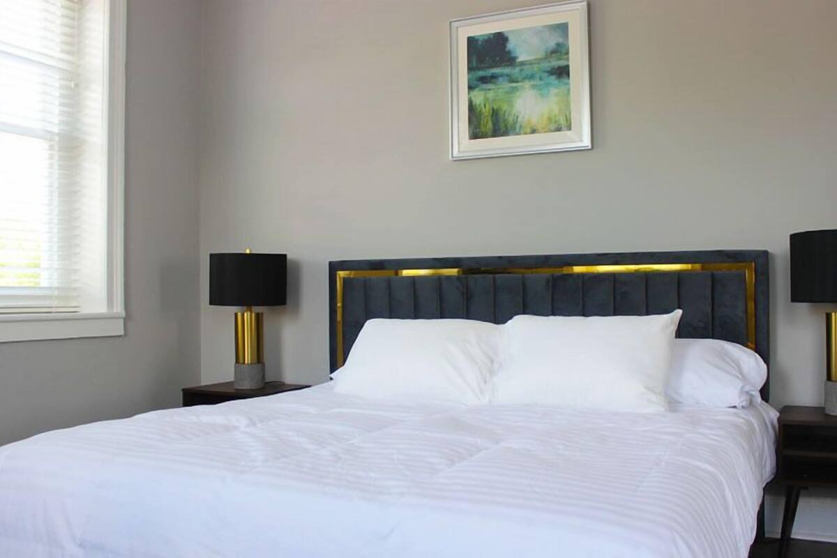 Design Suite | 1 bedroom, WiFi (free), individually decorated, individually furnished