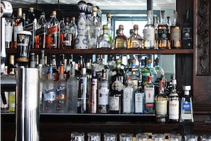 2 bars/lounges