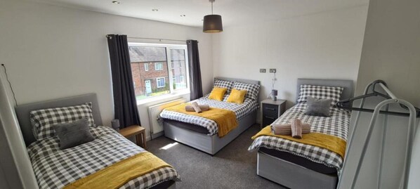 3 bedrooms, iron/ironing board, WiFi, bed sheets - 3 Bed House NG8- Great for contractors,Close M1 (Nottingham)