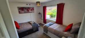 3 室のベッドルーム、アイロン / アイロン台、WiFi、ベッドシーツ