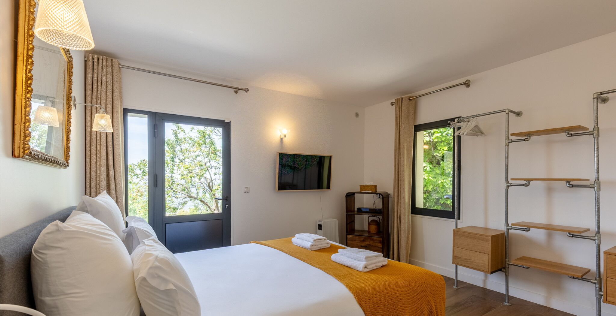 5 slaapkamers, een strijkplank/strijkijzer, reisbedje, wifi