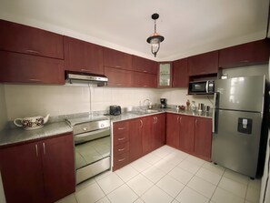 ثلاجة، ميكروويف، فرن، موقد طهي مسطح