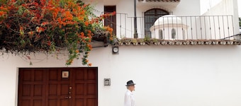 Cozy Entire Home in the Heart of Antigua, walk anywhere.