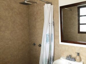 Shower, hair dryer, towels, soap - Cozy Entire Home in the Heart of Antigua, walk anywhere. (Antigua Guatemala)