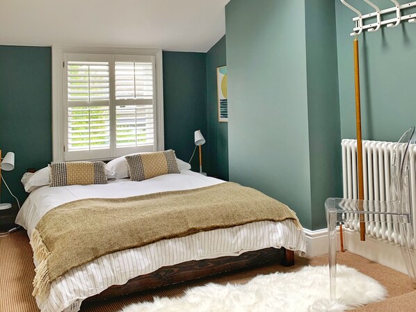 2 bedrooms, iron/ironing board, travel cot, WiFi