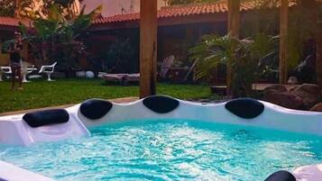 Bain à remous extérieur