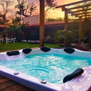 Outdoor spa tub - Pousada Point Beach (Guarujá)