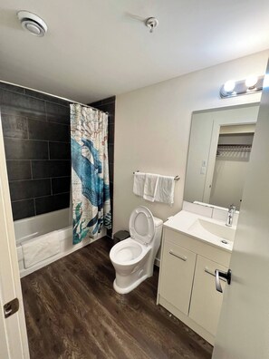 Apartment, 1 Bedroom, Balcony, City View | Bathroom - Dt 1bed 1bath Cozy Suite 8 Min Walk To Arena (Edmonton)