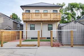 Balcony - Dt 1bed 1bath Cozy Suite 8 Min Walk To Arena (Edmonton)