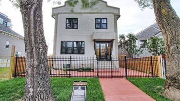 Apartment, 1 Bedroom, Balcony, City View | Property entrance