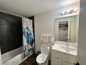 Apartamento, 1 quarto, sacada, vista para a cidade | Banheiro