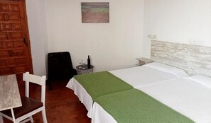 Skrivebord, skrivebord for bærbar PC, wi-fi (inkludert) og sengetøy