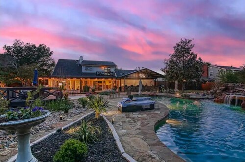 Farmhaus Oasis Family home perfect resort style rental with pool and large lot