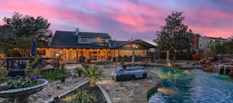 Farmhaus Oasis Family home perfect resort style rental with pool and large lot