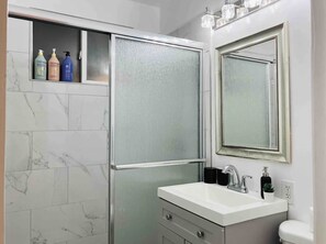 Haartrockner, Handtücher, Seife, Toilettenpapier