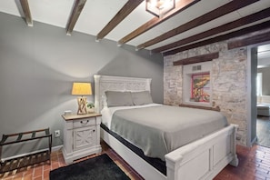 5 bedrooms, WiFi, bed sheets