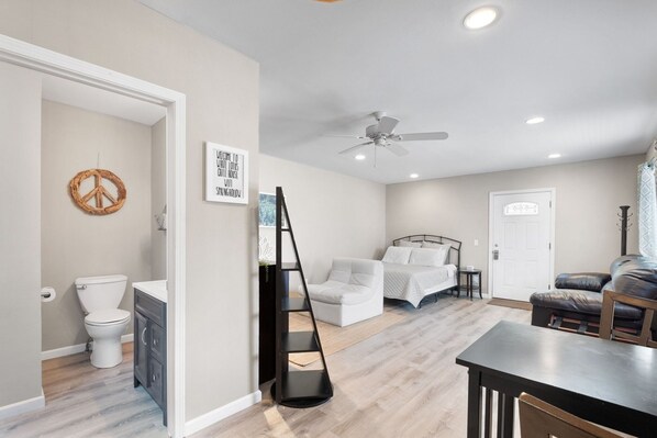 1 bedroom, WiFi, bed sheets - Private deck with hot tub and fire pit. (Grafton)