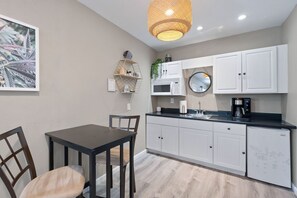 Microwave, coffee/tea maker, toaster, cookware/dishes/utensils - Private deck with hot tub and fire pit. (Grafton)