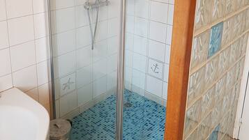 Een haardroger, handdoeken, shampoo, toiletpapier