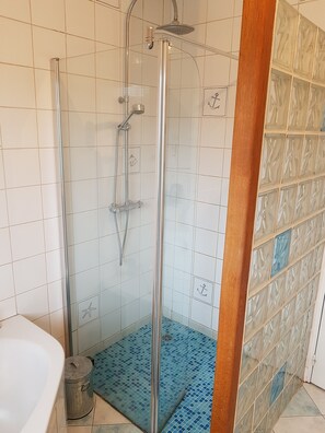 ヘアドライヤー、タオル、シャンプー、トイレットペーパー