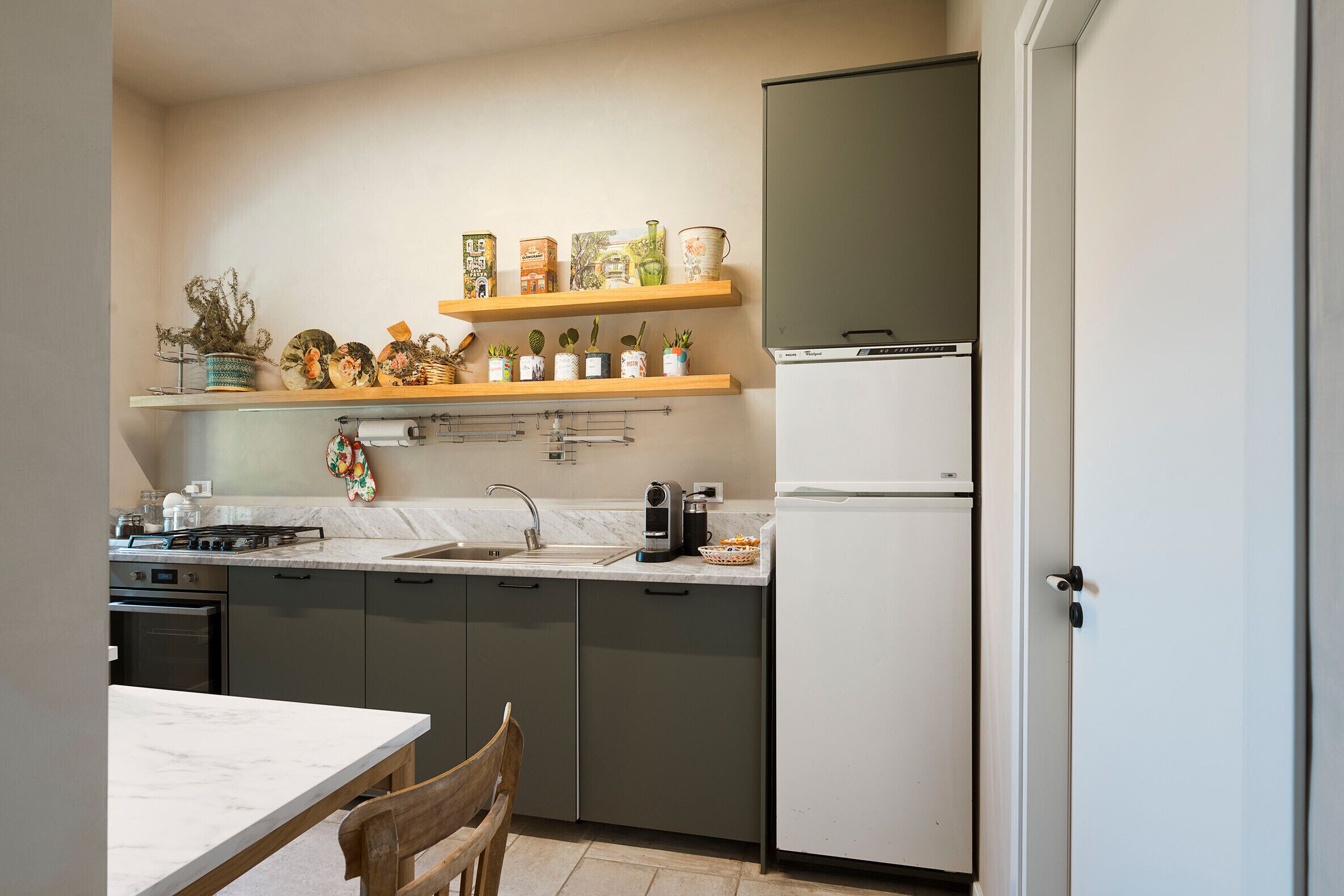 Kühlschrank, Mikrowelle, Ofen, Geschirrspüler