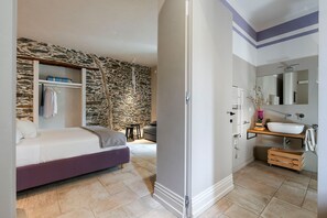 4 bedrooms, in-room safe, iron/ironing board, free WiFi