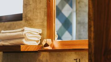 Douche, serviettes fournies, savon, shampoing