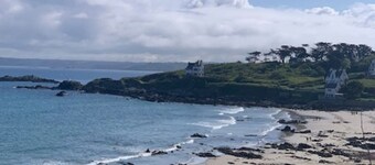 Maison contemporaine avec vue mer et piscine intérieure, classée 5*