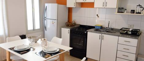 Frigorifero, forno, piano cottura, pentole/stoviglie/utensili