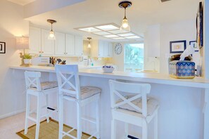 Fridge, microwave, oven, stovetop - 3-bedroom Gulfview beach house -  golf cart included - Dog Friendly! (Galveston)