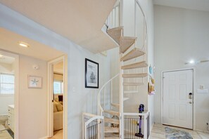 Interior - 3-bedroom Gulfview beach house -  golf cart included - Dog Friendly! (Galveston)