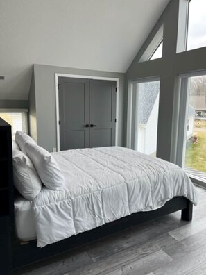 4 habitaciones, tabla de planchar con plancha y cuna de viaje