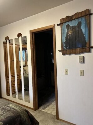 3 bedrooms, iron/ironing board, WiFi, bed sheets - Cozy Secluded Pocono house in Locust Lake with Community Amenities! (Pocono lake)