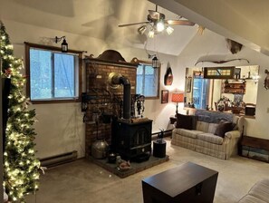 Living area - Cozy Secluded Pocono house in Locust Lake with Community Amenities! (Pocono lake)