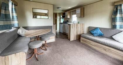 Caravansleeps8-hottub-fireplace-garden-patio