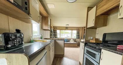 Caravansleeps8-hottub-fireplace-garden-patio