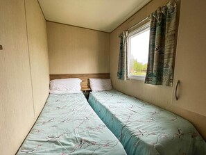 Cabin | 3 bedrooms, free WiFi, bed sheets - Caravansleeps8-hottub-fireplace-garden-patio (Lincoln)