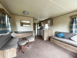 小屋 | 起居区 | 电视、壁炉