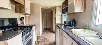 Caravansleeps8-hottub-fireplace-garden-patio
