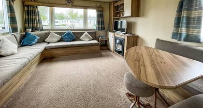 Caravansleeps8-hottub-fireplace-garden-patio