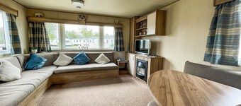 Caravansleeps8-hottub-fireplace-garden-patio