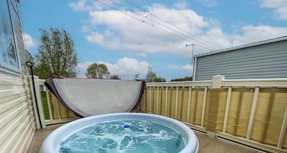 Caravansleeps8-hottub-fireplace-garden-patio