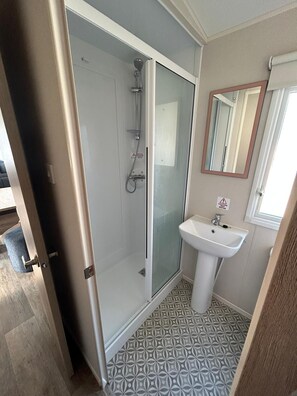 Cabin | Bathroom | Shower - Caravansleeps4-beachfront-garden-patio (Newquay)