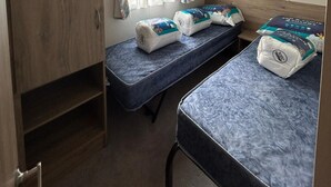 Spa - Caravansleeps4-beachfront-garden-patio (Newquay)