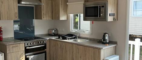 Cabin | Private kitchen | Fridge, microwave, oven, stovetop