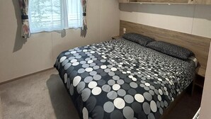 Room - Caravansleeps4-beachfront-garden-patio (Newquay)