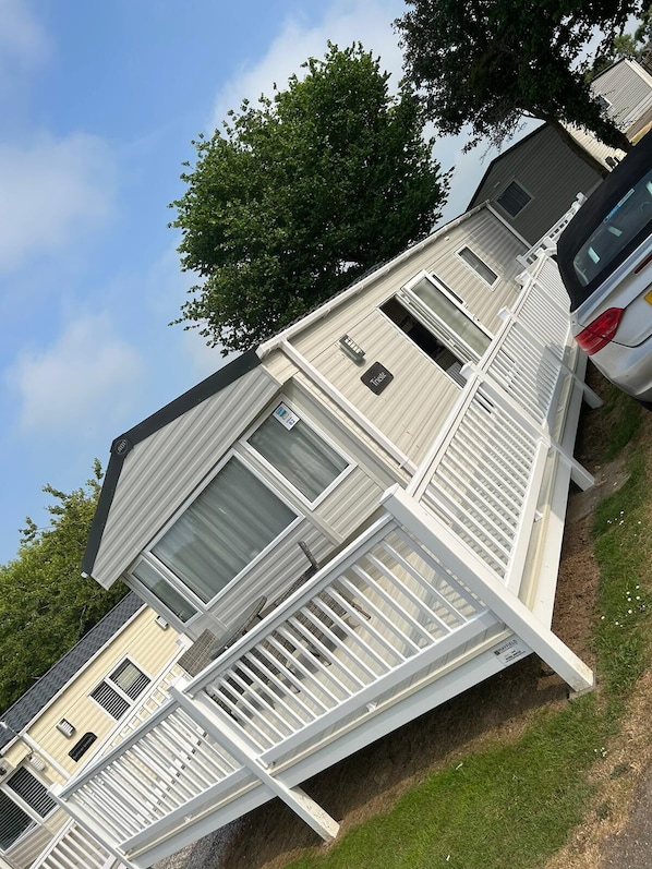 Cabin | Exterior - Caravansleeps4-beachfront-garden-patio (Newquay)