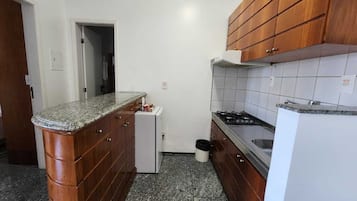 Refrigerador, microondas, parrilla de estufa y cafetera y tetera