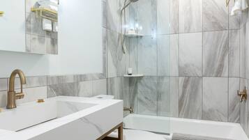 Douche, séchoir à cheveux, serviettes fournies, savon