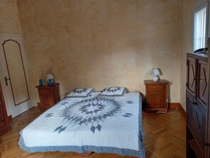 4 chambres, bureau, draps fournis